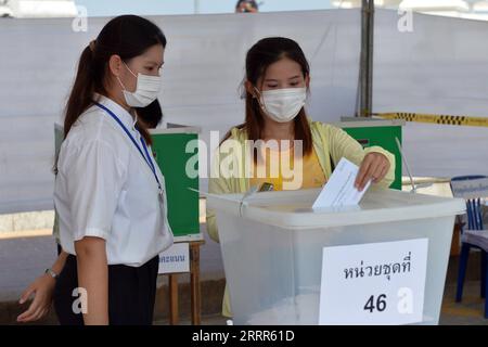 230507 -- BANGKOK, le 7 mai 2023 -- Une femme vote dans un bureau de vote désigné à Bangkok, Thaïlande, le 7 mai 2023. La Thaïlande a tenu un vote anticipé dimanche avant les élections législatives prévues pour mai 14. THAÏLANDE-BANGKOK-VOTE ANTICIPÉ-ELECTIONS PARLEMENTAIRES RACHENXSAGEAMSAK PUBLICATIONXNOTXINXCHN Banque D'Images