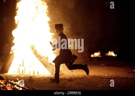 230508 -- ASHDOD ISRAËL, le 8 mai 2023 -- un juif ultra-orthodoxe participe aux célébrations de la fête juive de Lag BaOmer à Ashdod, Israël, le 8 mai 2023. Via Xinhua ISRAEL-ASHDOD-LAG BAOMER-CELEBRATION IlanxAssayag/JINI PUBLICATIONxNOTxINxCHN Banque D'Images