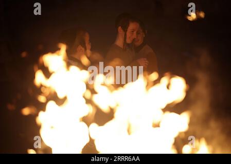 230508 -- ASHDOD ISRAËL, le 8 mai 2023 -- des Juifs ultra-orthodoxes participent aux célébrations de la fête juive de Lag BaOmer à Ashdod, Israël, le 8 mai 2023. Via Xinhua ISRAEL-ASHDOD-LAG BAOMER-CELEBRATION IlanxAssayag/JINI PUBLICATIONxNOTxINxCHN Banque D'Images