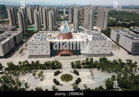 230510 -- ZIBO, le 10 mai 2023 -- cette photo aérienne prise le 8 mai 2023 montre une vue du Musée de la céramique et du verre de Zibo dans le district de Zhangdian à Zibo, dans la province du Shandong de l'est de la Chine. Zibo, une ville avec plus de 3 000 ans d'histoire située dans le centre de la province du Shandong, est composée de plusieurs districts qui sont à environ 20 kilomètres les uns des autres mais bien connectés avec les lignes de circulation. La ville a gagné en renommée nationale plus tôt cette année après que les influenceurs des médias sociaux aient hyper le barbecue local unique -- viande grillée enveloppée dans des crêpes avec des échalotes. SKYEYECHINA-SHANDONG-ZIBO-VUE AÉRIENNE CN Banque D'Images