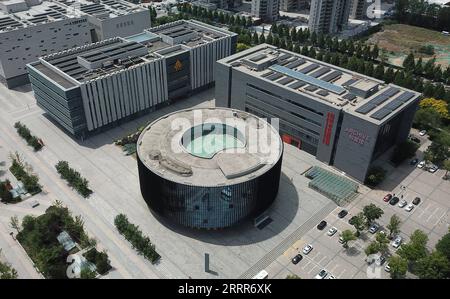 230510 -- ZIBO, le 10 mai 2023 -- cette photo aérienne prise le 8 mai 2023 montre une vue de la salle d'exposition de l'urbanisme de Zibo dans le district de Zhangdian à Zibo, dans l'est de la province du Shandong en Chine. Zibo, une ville avec plus de 3 000 ans d'histoire située dans le centre de la province du Shandong, est composée de plusieurs districts qui sont à environ 20 kilomètres les uns des autres mais bien connectés avec les lignes de circulation. La ville a gagné en renommée nationale plus tôt cette année après que les influenceurs des médias sociaux aient hyper le barbecue local unique -- viande grillée enveloppée dans des crêpes avec des échalotes. SKYEYECHINA-SHANDONG-ZIBO-VUE AÉRIENNE Banque D'Images