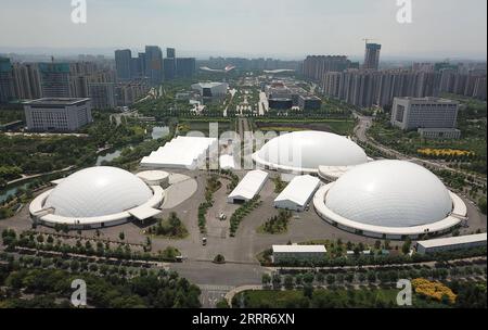 230510 -- ZIBO, le 10 mai 2023 -- cette photo aérienne prise le 8 mai 2023 montre une vue du Centre de congrès et d'exposition Zibo dans le district de Zhangdian à Zibo, dans la province du Shandong de l'est de la Chine. Zibo, une ville avec plus de 3 000 ans d'histoire située dans le centre de la province du Shandong, est composée de plusieurs districts qui sont à environ 20 kilomètres les uns des autres mais bien connectés avec les lignes de circulation. La ville a gagné en renommée nationale plus tôt cette année après que les influenceurs des médias sociaux aient hyper le barbecue local unique -- viande grillée enveloppée dans des crêpes avec des échalotes. SKYEYECHINA-SHANDONG-ZIBO-AERIAL Banque D'Images