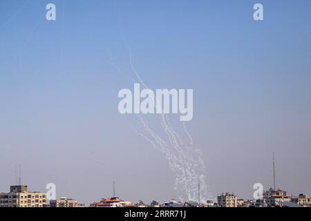 230510 -- GAZA, le 10 mai 2023 -- Un barrage de roquettes tirées de Gaza sur Israël est vu dans le ciel de la ville de Gaza, le 10 mai 2023. La chambre conjointe des opérations militaires des factions palestiniennes basée à Gaza a affirmé avoir tiré un barrage de roquettes sur Israël mercredi. Photo de /Xinhua MIDEAST-GAZA CITY-ROCKETS RizekxAbdeljawad PUBLICATIONxNOTxINxCHN Banque D'Images