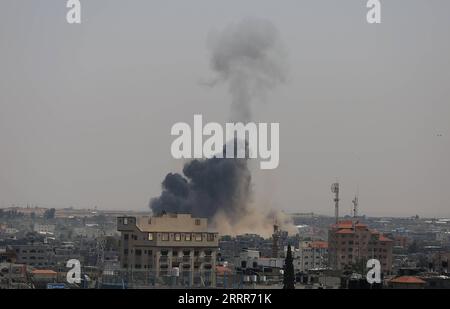 230510 -- GAZA, le 10 mai 2023 -- des fumées sont observées à la suite d'une frappe aérienne israélienne dans la ville de Rafah, dans le sud de la bande de Gaza, le 10 mai 2023. Photo de /Xinhua MIDEAST-GAZA-RAFAH-AIRSTRIKES KhaledxOmar PUBLICATIONxNOTxINxCHN Banque D'Images