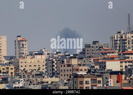 230510 -- GAZA, le 10 mai 2023 -- des fumées sont observées à la suite d'une frappe aérienne israélienne dans la ville de Gaza le 10 mai 2023. Photo de /Xinhua MIDEAST-GAZA CITY-AIRSTRIKES RizekxAbdeljawad PUBLICATIONxNOTxINxCHN Banque D'Images