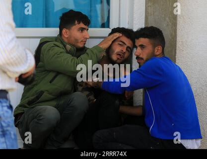 230510 -- GAZA, le 10 mai 2023 -- les proches d'un palestinien tué lors d'une frappe aérienne israélienne pleurent dans un hôpital de Khan Younis, ville du sud de la bande de Gaza, le 10 mai 2023. Photo de /Xinhua MIDEAST-GAZA-KHAN YOUNIS-PALESTINIAN-DEATH YasserxQudih PUBLICATIONxNOTxINxCHN Banque D'Images