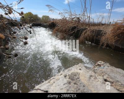 230511 -- BICHKEK, le 11 mai 2023 -- cette photo prise le 24 avril 2023 montre un canal reconstruit dans le cadre d'un projet financé par une subvention chinoise pour reconstruire le système d'irrigation du Kirghizistan dans le village de Kara-Oi dans la région d'Issyk-Kul, au Kirghizistan. POUR ALLER AVEC la caractéristique : la Chine construit des réservoirs, des canaux pour aider les agriculteurs kirghizes à irriguer les terres photo par Chingiz/Xinhua KIRGHIZISTAN-RÉGION ISSYK-KUL-SYSTÈME D'IRRIGATION CHINOIS GuanxJianwu PUBLICATIONxNOTxINxCHN Banque D'Images