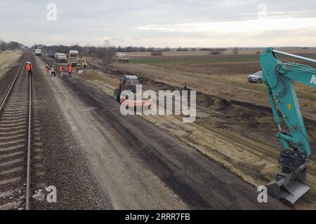230511 -- BUDAPEST, le 11 mai 2023 -- des véhicules d'ingénierie sont occupés sur un chantier de construction d'un projet ferroviaire Hongrie-Serbie à Szabadszallas, Hongrie, le 22 février 2023. Dans les bureaux, les chantiers de construction, ou même sur le terrain, des experts, des travailleurs de différentes parties du monde se sont réunis pour leur objectif commun qui est de construire et de moderniser le chemin de fer reliant Budapest en Hongrie à Belgrade en Serbie, un projet majeur dans le cadre de l’Initiative ceinture et route BRI, symbolisant une coopération profonde entre la Chine et l’Europe. Le projet, qui vise à aider les deux pays à construire des pôles logistiques et à améliorer t Banque D'Images