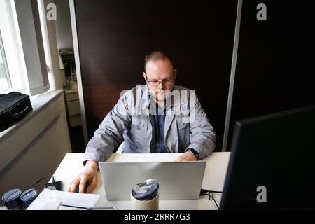 230511 -- BUDAPEST, le 11 mai 2023 -- Bartha Gyorgy Janos travaille pour China Railway Electrification Engineering Group Hungary Kft. À Budapest, Hongrie, le 22 février 2023. Bartha Gyorgy Janos travaille en tant que directrice adjointe du bureau chez China Railway Electrification Engineering Group Hungary Kft Il a rejoint le projet ferroviaire Hongrie-Serbie en janvier 2020 en tant que traducteur et interprète. Au fur et à mesure que le travail se développe, Gyorgy dirige maintenant une équipe de traduction de cinq membres. Le travail de traduction du projet comprend beaucoup de connaissances sur les spécialités ferroviaires, ce qui a fait Gyorgy se sentir satisfait. Le projet pourrait aider la Hongrie b Banque D'Images