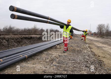 230511 -- BUDAPEST, le 11 mai 2023 -- des travailleurs transportent des conduits électriques sur un chantier de construction d'un projet ferroviaire Hongrie-Serbie à Szabadszallas, Hongrie, le 22 février 2023. Dans les bureaux, les chantiers de construction, ou même sur le terrain, des experts, des travailleurs de différentes parties du monde se sont réunis pour leur objectif commun qui est de construire et de moderniser le chemin de fer reliant Budapest en Hongrie à Belgrade en Serbie, un projet majeur dans le cadre de l’Initiative ceinture et route BRI, symbolisant une coopération profonde entre la Chine et l’Europe. Le projet, visant à aider les deux pays à construire des hubs logistiques et Enhan Banque D'Images