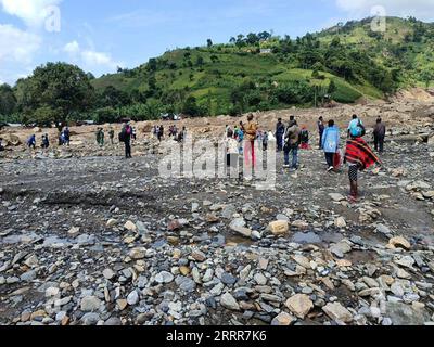 230511 -- KALEHE RD CONGO, 11 mai 2023 -- des personnes se rassemblent dans une zone touchée par des inondations et des glissements de terrain à Kalehe, dans la province du Sud Kivu, République démocratique du Congo RDC, le 9 mai 2023. Les inondations et les glissements de terrain provoqués par les pluies torrentielles dans l'est de la République démocratique du Congo RDC ont tué 438 villageois, ont rapporté jeudi les médias locaux, citant un porte-parole du gouvernement. RD CONGO-KALEHE-INONDATIONS-GLISSEMENTS DE TERRAIN-NOMBRE DE MORTS HANXXUTONGLIAN PUBLICATIONXNOTXINXCHN Banque D'Images