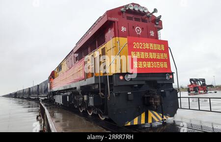 230512 -- QINZHOU, le 12 mai 2023 -- Un train, chargé de marchandises en provenance des pays de l'ASEAN, part d'un centre de distribution de conteneurs ferroviaires dans la ville de Qinzhou, dans la région autonome de Guangxi Zhuang, dans le sud de la Chine, le 11 mai 2023. Ce train arrivera à la gare de Tuanjiecun, dans le sud-ouest de la Chine, à Chongqing, trois jours plus tard, ce qui suggère que plus de 300 000 EVP ont été transportés cette année à travers le nouveau corridor commercial international terre-mer. Avec les boosts du Partenariat économique régional global RCEP et de l’Initiative ceinture et route BRI, le nouveau corridor commercial international terre-mer a vu plus de 300 000 000 twe Banque D'Images