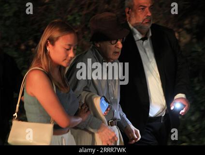 8 septembre 2023, Athènes, Grèce : WOODY ALLEN avec sa fille BECHET ALLEN arrivent à la première de son film ''coup de chance'' à Athènes. (Image de crédit : © Aristidis Vafeiadakis/ZUMA Press Wire) USAGE ÉDITORIAL SEULEMENT! Non destiné à UN USAGE commercial ! Banque D'Images