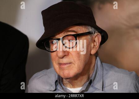 8 septembre 2023, Athènes, Grèce : WOODY ALLEN arrive à la première de son film ''coup de chance'' à Athènes. (Image de crédit : © Aristidis Vafeiadakis/ZUMA Press Wire) USAGE ÉDITORIAL SEULEMENT! Non destiné à UN USAGE commercial ! Banque D'Images