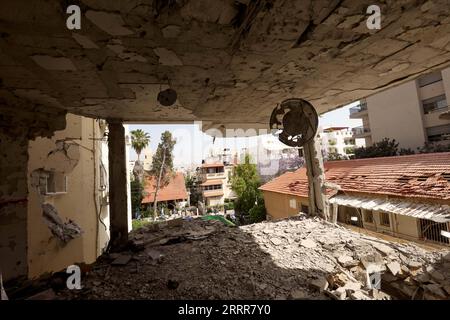 230512 -- REHOVOT, le 12 mai 2023 -- cette photo prise le 12 mai 2023 montre un appartement d'un immeuble résidentiel qui a été endommagé par une roquette lancée depuis Gaza, à Rehovot en Israël. Un israélien a été tué jeudi après-midi lorsque des roquettes provenant de Gaza ont frappé un immeuble résidentiel dans le sud d’Israël, après que deux commandants palestiniens de roquettes ont été tués par des frappes aériennes israéliennes plus tôt dans la journée. La roquette a touché le deuxième étage d un immeuble résidentiel de quatre étages à Rehovot, une ville située à 25 km au sud de tel Aviv, ont indiqué les services israéliens de lutte contre les incendies et de secours dans un communiqué. Photo de /Xinhua ISRAEL-REHOVOT-ROCKE Banque D'Images