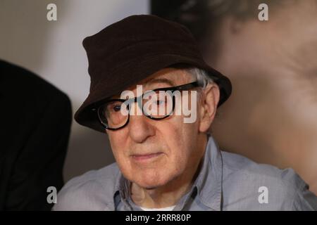 8 septembre 2023, Athènes, Grèce : WOODY ALLEN arrive à la première de son film ''coup de chance'' à Athènes. (Image de crédit : © Aristidis Vafeiadakis/ZUMA Press Wire) USAGE ÉDITORIAL SEULEMENT! Non destiné à UN USAGE commercial ! Banque D'Images