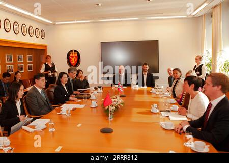 230512 -- OSLO, le 12 mai 2023 -- le conseiller d'État chinois et ministre des Affaires étrangères Qin Gang rencontre des membres de la Commission permanente des affaires étrangères et de la défense du Parlement norvégien à Oslo, Norvège, le 12 mai 2023. NORVÈGE-OSLO-CHINE-QIN GANG-RÉUNION DES MEMBRES DU PARLEMENT NORVÉGIEN LINXJING PUBLICATIONXNOTXINXCHN Banque D'Images