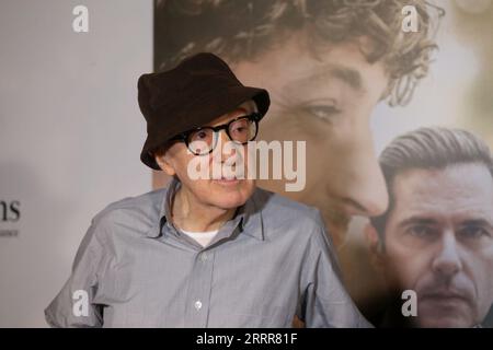 8 septembre 2023, Athènes, Grèce : WOODY ALLEN arrive à la première de son film ''coup de chance'' à Athènes. (Image de crédit : © Aristidis Vafeiadakis/ZUMA Press Wire) USAGE ÉDITORIAL SEULEMENT! Non destiné à UN USAGE commercial ! Banque D'Images