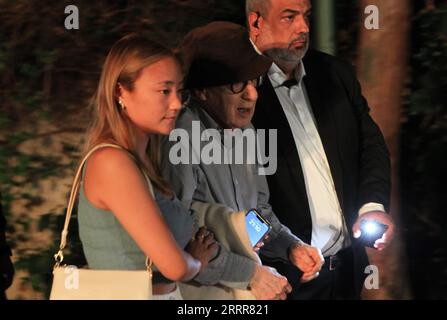 8 septembre 2023, Athènes, Grèce : WOODY ALLEN avec sa fille BECHET ALLEN arrivent à la première de son film ''coup de chance'' à Athènes. (Image de crédit : © Aristidis Vafeiadakis/ZUMA Press Wire) USAGE ÉDITORIAL SEULEMENT! Non destiné à UN USAGE commercial ! Banque D'Images