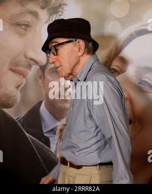 8 septembre 2023, Athènes, Grèce : WOODY ALLEN arrive à la première de son film ''coup de chance'' à Athènes. (Image de crédit : © Aristidis Vafeiadakis/ZUMA Press Wire) USAGE ÉDITORIAL SEULEMENT! Non destiné à UN USAGE commercial ! Banque D'Images