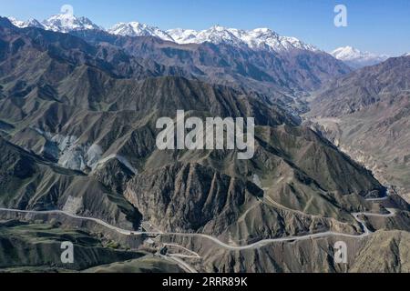 230514 -- KUYTUN, le 14 mai 2023 -- cette photo aérienne prise le 11 mai 2023 montre l'autoroute Dushanzi-Kuqa dans la région autonome ouïgoure du Xinjiang, au nord-ouest de la Chine. L autoroute Dushanzi-Kuqa, qui traverse la montagne Tianshan, est considérée comme l une des plus belles routes de Chine. En raison de la neige et du givrage de la route, la route a une période d'hibernation , qui commence généralement en octobre et se termine en juin de l'année suivante. La maintenance est en cours pendant son hibernation annuelle. CHINA-XINJIANG-DUSHANZI-KUQA HIGHWAY-SCENERY CN HUXHUHU PUBLICATIONXNOTXINXCHN Banque D'Images