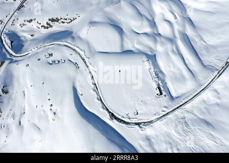 230514 -- KUYTUN, le 14 mai 2023 -- cette photo aérienne prise le 10 mai 2023 montre l'autoroute Dushanzi-Kuqa serpentant devant des neiges dans la région autonome ouïgoure du Xinjiang du nord-ouest de la Chine. L autoroute Dushanzi-Kuqa, qui traverse la montagne Tianshan, est considérée comme l une des plus belles routes de Chine. En raison de la neige et du givrage de la route, la route a une période d'hibernation , qui commence généralement en octobre et se termine en juin de l'année suivante. La maintenance est en cours pendant son hibernation annuelle. CHINA-XINJIANG-DUSHANZI-KUQA HIGHWAY-SCENERY CN HUXHUHU PUBLICATIONXNOTXINXCHN Banque D'Images
