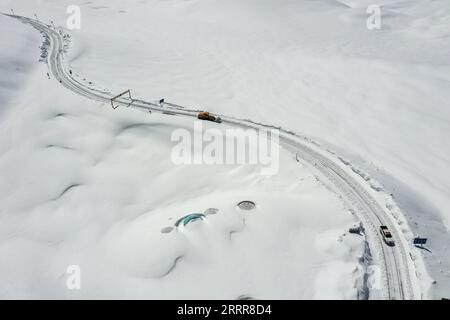 230514 -- KUYTUN, le 14 mai 2023 -- cette photo aérienne prise le 10 mai 2023 montre des travailleurs déblayant la neige sur la route Dushanzi-Kuqa, dans la région autonome ouïgoure du Xinjiang, au nord-ouest de la Chine. L autoroute Dushanzi-Kuqa, qui traverse la montagne Tianshan, est considérée comme l une des plus belles routes de Chine. En raison de la neige et du givrage de la route, la route a une période d'hibernation , qui commence généralement en octobre et se termine en juin de l'année suivante. La maintenance est en cours pendant son hibernation annuelle. CHINA-XINJIANG-DUSHANZI-KUQA HIGHWAY-SCENERY CN HUXHUHU PUBLICATIONXNOTXINXCHN Banque D'Images