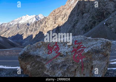 230514 -- KUYTUN, le 14 mai 2023 -- cette photo prise le 10 mai 2023 montre un panneau indiquant une route de montagne sinueuse sur l'autoroute Dushanzi-Kuqa, dans la région autonome ouïgoure du Xinjiang, au nord-ouest de la Chine. L autoroute Dushanzi-Kuqa, qui traverse la montagne Tianshan, est considérée comme l une des plus belles routes de Chine. En raison de la neige et du givrage de la route, la route a une période d'hibernation , qui commence généralement en octobre et se termine en juin de l'année suivante. La maintenance est en cours pendant son hibernation annuelle. CHINA-XINJIANG-DUSHANZI-KUQA HIGHWAY-SCENERY CN HUXHUHU PUBLICATIONXNOTXINXCHN Banque D'Images