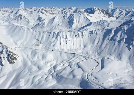 230514 -- KUYTUN, le 14 mai 2023 -- cette photo aérienne prise le 10 mai 2023 montre l'autoroute Dushanzi-Kuqa dans la région autonome ouïgoure du Xinjiang, au nord-ouest de la Chine. L autoroute Dushanzi-Kuqa, qui traverse la montagne Tianshan, est considérée comme l une des plus belles routes de Chine. En raison de la neige et du givrage de la route, la route a une période d'hibernation , qui commence généralement en octobre et se termine en juin de l'année suivante. La maintenance est en cours pendant son hibernation annuelle. CHINA-XINJIANG-DUSHANZI-KUQA HIGHWAY-SCENERY CN HUXHUHU PUBLICATIONXNOTXINXCHN Banque D'Images