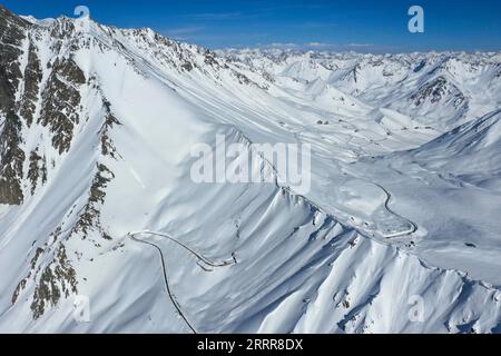 230514 -- KUYTUN, le 14 mai 2023 -- cette photo aérienne prise le 10 mai 2023 montre l'autoroute Dushanzi-Kuqa dans la région autonome ouïgoure du Xinjiang, au nord-ouest de la Chine. L autoroute Dushanzi-Kuqa, qui traverse la montagne Tianshan, est considérée comme l une des plus belles routes de Chine. En raison de la neige et du givrage de la route, la route a une période d'hibernation , qui commence généralement en octobre et se termine en juin de l'année suivante. La maintenance est en cours pendant son hibernation annuelle. CHINA-XINJIANG-DUSHANZI-KUQA HIGHWAY-SCENERY CN HUXHUHU PUBLICATIONXNOTXINXCHN Banque D'Images