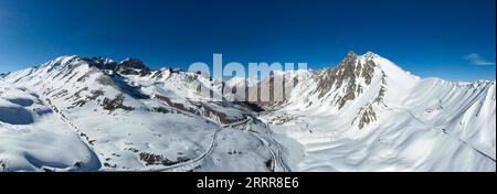 230514 -- KUYTUN, le 14 mai 2023 -- cette photo panoramique aérienne prise le 10 mai 2023 montre l'autoroute Dushanzi-Kuqa serpentant devant des montagnes de haute altitude couvertes de neige dans la région autonome ouïgoure du Xinjiang du nord-ouest de la Chine. L autoroute Dushanzi-Kuqa, qui traverse la montagne Tianshan, est considérée comme l une des plus belles routes de Chine. En raison de la neige et du givrage de la route, la route a une période d'hibernation , qui commence généralement en octobre et se termine en juin de l'année suivante. La maintenance est en cours pendant son hibernation annuelle. CHINE-XINJIANG-DUSHANZI-KUQA HIGHWAY-PAYSAGE CN HUXHUHU PUBLIC Banque D'Images