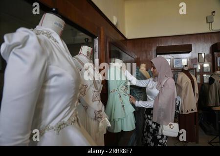 230515 -- LE CAIRE, le 15 mai 2023 -- Une femme visite une exposition de vêtements et d'accessoires lors de la première édition de la semaine de la mode égyptienne au Caire, en Égypte, le 13 mai 2023. Plus de 70 créateurs égyptiens ont présenté leurs collections sur et en dehors des pistes lors de la première édition de la Fashion week égyptienne, un événement de quatre jours qui a débuté vendredi. L'événement, qui est organisé par le Conseil égyptien de la mode et du design EFDC sous les auspices du ministère égyptien de la planification et du développement économique, du ministère du Tourisme et des Antiquités et du ministère de l'Agriculture et de la réhabilitation des terres, se tient dans un nu Banque D'Images