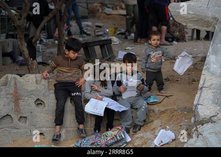 230515 -- GAZA, le 15 mai 2023 -- des enfants assis sur les ruines d'une maison détruite lors d'une frappe aérienne dans la ville de Beit Lahia, dans le nord de la bande de Gaza, le 14 mai 2023. L’affrontement de cinq jours a commencé après qu’une frappe aérienne israélienne ait tué mardi trois hauts dirigeants du JIP dans la bande de Gaza. Au cours des combats, Israël a lancé des centaines de frappes aériennes, tuant au moins 33 Palestiniens et en blessant plus de 150 autres, selon le ministère de la Santé basé à Gaza. Photo de /Xinhua MIDEAST-GAZA-BEIT LAHIA-DAMAGE RizekxAbdeljawad PUBLICATIONxNOTxINxCHN Banque D'Images