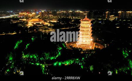 230516 -- XI AN, le 16 mai 2023 -- cette photo aérienne prise le 1 mai 2023 montre une vue nocturne de la Tour de Chang an dans la zone écologique de Chanba à Xi an, province du Shaanxi au nord-ouest de la Chine. Capitale provinciale de la province du Shaanxi du nord-ouest de la Chine, Xi an, une ville fondée il y a plus de 3 100 ans, a servi de capitale à 13 dynasties dans l histoire chinoise, dont les Tang 618-907, lorsque la ville était connue sous le nom de Chang an. C'est également l'endroit où Zhang Qian a commencé son voyage vers les régions occidentales via l'Asie centrale pendant la dynastie des Han occidentaux 202 av. J.-C. 25 avec ses envoyés. Zhang est pionnier Banque D'Images