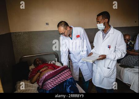 Érythrée, Ärzte aus China in Asmara 230516 -- ASMARA, le 16 mai 2023 -- le docteur Li Gonglong C diagnostique un patient à l'hôpital Halibet d'Asmara, en Érythrée, le 9 mai 2023. Les médecins de la 16e équipe médicale chinoise en Érythrée ont effectué 346 chirurgies et 2 120 examens d’imagerie médicale depuis leur arrivée dans ce pays d’Afrique de l’est le 17 avril 2023. Près de 300 médecins chinois ont fourni des services médicaux en Érythrée depuis 1997. EQUIPE MÉDICALE ERITREA-ASMARA-CHINOISE WangxGuansen PUBLICATIONxNOTxINxCHN Banque D'Images