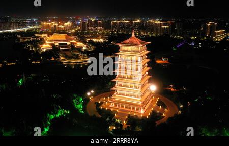 230516 -- XI AN, le 16 mai 2023 -- cette photo aérienne prise le 1 mai 2023 montre une vue nocturne de la Tour de Chang an dans la zone écologique de Chanba à Xi an, province du Shaanxi au nord-ouest de la Chine. Capitale provinciale de la province du Shaanxi du nord-ouest de la Chine, Xi an, une ville fondée il y a plus de 3 100 ans, a servi de capitale à 13 dynasties dans l histoire chinoise, dont les Tang 618-907, lorsque la ville était connue sous le nom de Chang an. C'est également l'endroit où Zhang Qian a commencé son voyage vers les régions occidentales via l'Asie centrale pendant la dynastie des Han occidentaux 202 av. J.-C. 25 avec ses envoyés. Zhang est pionnier Banque D'Images