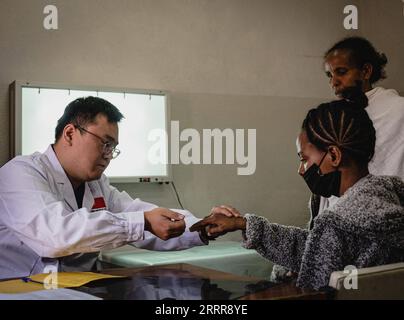 Érythrée, Ärzte aus China in Asmara 230516 -- ASMARA, le 16 mai 2023 -- le docteur Zhou Dakai L diagnostique un patient à l'hôpital Halibet d'Asmara, en Érythrée, le 9 mai 2023. Les médecins de la 16e équipe médicale chinoise en Érythrée ont effectué 346 chirurgies et 2 120 examens d’imagerie médicale depuis leur arrivée dans ce pays d’Afrique de l’est le 17 avril 2023. Près de 300 médecins chinois ont fourni des services médicaux en Érythrée depuis 1997. EQUIPE MÉDICALE ERITREA-ASMARA-CHINOISE WangxGuansen PUBLICATIONxNOTxINxCHN Banque D'Images