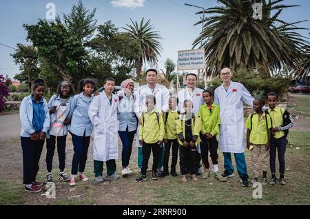 Érythrée, Ärzte aus China à Asmara 230516 -- ASMARA, le 16 mai 2023 -- des membres de l'équipe médicale chinoise posent pour une photo de groupe avec des étudiants locaux à la porte de l'hôpital Halibet à Asmara, en Érythrée, le 9 mai 2023. Les médecins de la 16e équipe médicale chinoise en Érythrée ont effectué 346 chirurgies et 2 120 examens d’imagerie médicale depuis leur arrivée dans ce pays d’Afrique de l’est le 17 avril 2023. Près de 300 médecins chinois ont fourni des services médicaux en Érythrée depuis 1997. EQUIPE MÉDICALE ERITREA-ASMARA-CHINOISE WangxGuansen PUBLICATIONxNOTxINxCHN Banque D'Images