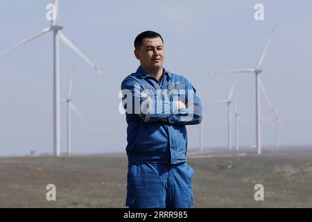 230517 -- ZHANATAS, le 17 mai 2023 -- Maksat Abilgaziev est photographié devant des éoliennes à Zhanatas, Kazakhstan, le 3 avril 2023. La Chine et le Kazakhstan sont des pionniers en matière de capacité de production et de coopération en matière d investissement, dans le cadre de la synergie entre l initiative < < la ceinture et la route > > et la nouvelle politique économique du Kazakhstan. La liste de coopération comprend 52 projets d'une valeur totale de plus de 21,2 milliards de dollars américains. Le parc éolien de Zhanatas, d’une capacité de 100 MW, fait partie du premier lot de projets énergétiques clés dans le cadre de coopération Chine-Kazakhstan en matière de capacité de production. Le Banque D'Images