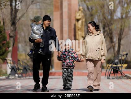 230517 -- ZHANATAS, 17 mai 2023 -- Maksat Abilgaziev 3rd R et sa famille se promènent dans une rue de Zhanatas, Kazakhstan, le 3 avril 2023. La Chine et le Kazakhstan sont des pionniers en matière de capacité de production et de coopération en matière d investissement, dans le cadre de la synergie entre l initiative < < la ceinture et la route > > et la nouvelle politique économique du Kazakhstan. La liste de coopération comprend 52 projets d'une valeur totale de plus de 21,2 milliards de dollars américains. Le parc éolien de Zhanatas, d’une capacité de 100 MW, fait partie du premier lot de projets énergétiques clés dans le cadre de coopération Chine-Kazakhstan en matière de capacité de production. Le pr Banque D'Images