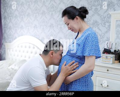 230517 -- ZHANATAS, 17 mai 2023 -- Maksat Abilgaziev L interagit avec sa femme enceinte à sa résidence de Zhanatas, Kazakhstan, le 3 avril 2023. La Chine et le Kazakhstan sont des pionniers en matière de capacité de production et de coopération en matière d investissement, dans le cadre de la synergie entre l initiative < < la ceinture et la route > > et la nouvelle politique économique du Kazakhstan. La liste de coopération comprend 52 projets d'une valeur totale de plus de 21,2 milliards de dollars américains. Le parc éolien de Zhanatas, d’une capacité de 100 MW, fait partie du premier lot de projets énergétiques clés dans le cadre de coopération Chine-Kazakhstan en matière de capacité de production. Banque D'Images