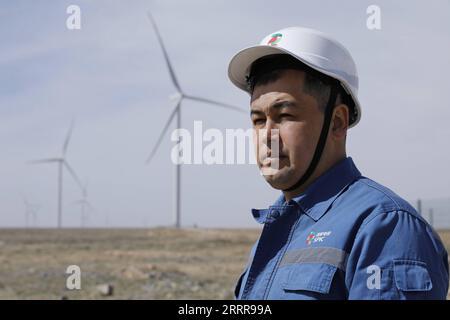 230517 -- ZHANATAS, le 17 mai 2023 -- Maksat Abilgaziev est photographié devant des éoliennes à Zhanatas, Kazakhstan, le 3 avril 2023. La Chine et le Kazakhstan sont des pionniers en matière de capacité de production et de coopération en matière d investissement, dans le cadre de la synergie entre l initiative < < la ceinture et la route > > et la nouvelle politique économique du Kazakhstan. La liste de coopération comprend 52 projets d'une valeur totale de plus de 21,2 milliards de dollars américains. Le parc éolien de Zhanatas, d’une capacité de 100 MW, fait partie du premier lot de projets énergétiques clés dans le cadre de coopération Chine-Kazakhstan en matière de capacité de production. Le Banque D'Images