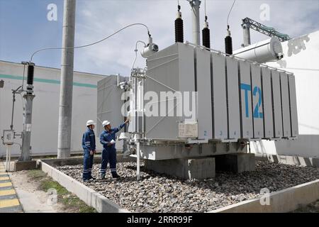 230517 -- ZHANATAS, 17 mai 2023 -- Maksat Abilgaziev R et son collègue vérifient l'équipement des transformateurs de puissance au parc éolien de Zhanatas à Zhanatas, Kazakhstan, le 3 avril 2023. La Chine et le Kazakhstan sont des pionniers en matière de capacité de production et de coopération en matière d investissement, dans le cadre de la synergie entre l initiative < < la ceinture et la route > > et la nouvelle politique économique du Kazakhstan. La liste de coopération comprend 52 projets d'une valeur totale de plus de 21,2 milliards de dollars américains. Le parc éolien de Zhanatas de 100 MW est l’un des premiers projets énergétiques clés dans le cadre de la capacité de production sino-kazakhe Banque D'Images