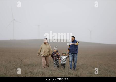 230517 -- ZHANATAS, le 17 mai 2023 -- Maksat Abilgaziev 1st R et sa famille se promènent sur les prairies à Zhanatas, Kazakhstan, le 3 avril 2023. La Chine et le Kazakhstan sont des pionniers en matière de capacité de production et de coopération en matière d investissement, dans le cadre de la synergie entre l initiative < < la ceinture et la route > > et la nouvelle politique économique du Kazakhstan. La liste de coopération comprend 52 projets d'une valeur totale de plus de 21,2 milliards de dollars américains. Le parc éolien de Zhanatas, d’une capacité de 100 MW, fait partie du premier lot de projets énergétiques clés dans le cadre de coopération Chine-Kazakhstan en matière de capacité de production. Le p Banque D'Images