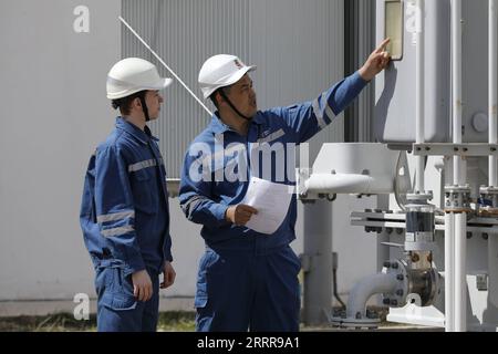 230517 -- ZHANATAS, 17 mai 2023 -- Maksat Abilgaziev R et son collègue vérifient l'équipement des transformateurs de puissance au parc éolien de Zhanatas à Zhanatas, Kazakhstan, le 3 avril 2023. La Chine et le Kazakhstan sont des pionniers en matière de capacité de production et de coopération en matière d investissement, dans le cadre de la synergie entre l initiative < < la ceinture et la route > > et la nouvelle politique économique du Kazakhstan. La liste de coopération comprend 52 projets d'une valeur totale de plus de 21,2 milliards de dollars américains. Le parc éolien de Zhanatas de 100 MW est l’un des premiers projets énergétiques clés dans le cadre de la capacité de production sino-kazakhe Banque D'Images