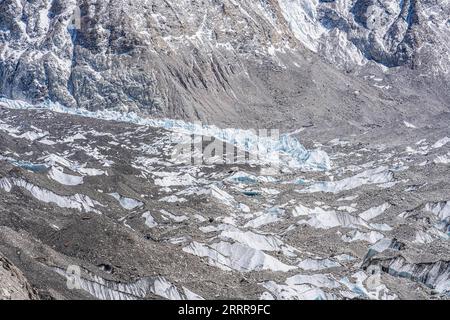 230517 -- LHASSA, 17 mai 2023 -- cette photo prise le 15 mai 2023 montre le glacier central de Rongbuk au pied du mont Qomolangma, dans la région autonome du Tibet du sud-ouest de la Chine. Avec ses branches est, centrale et ouest, le glacier de Rongbuk est le glacier de vallée composé le plus grand et le plus célèbre au pied du mont Qomolangma. InTibet CHINE-TIBET-MONT QOMOLANGMA-RONGBUK GLACIER CN SunxFei PUBLICATIONxNOTxINxCHN Banque D'Images