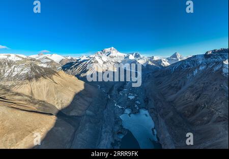 230517 -- LHASSA, le 17 mai 2023 -- cette photo aérienne prise le 16 mai 2023 montre le mont Qomolangma et le glacier Rongbuk dans la région autonome du Tibet du sud-ouest de la Chine. Avec ses branches est, centrale et ouest, le glacier de Rongbuk est le glacier de vallée composé le plus grand et le plus célèbre au pied du mont Qomolangma. Jigme Dorje InTibet CHINE-TIBET-MONT QOMOLANGMA-RONGBUK GLACIER CN JinxMeiduoji PUBLICATIONxNOTxINxCHN Banque D'Images