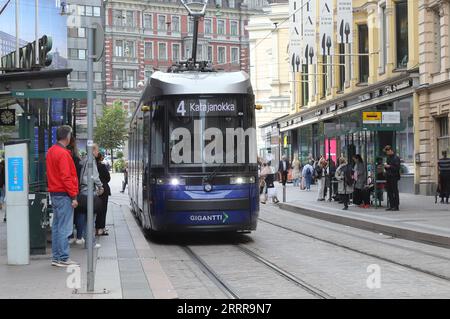 Helsinki, Finlande - 5 septembre 2023 : tramway peint en bleu avec publicité pour Gigantti à l'arrêt devant le grand magasin Stockmann à l'Aleksant Banque D'Images