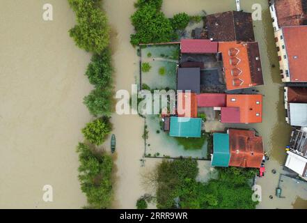 Actualités Themen der Woche KW20 230517 -- KOSTAJNICA CROATIE, 17 mai 2023 -- une photo aérienne prise le 17 mai 2023 montre des maisons inondées près de la rivière una à Kostajnica, en Croatie. Les fortes pluies de vendredi dernier ont provoqué des inondations généralisées en Croatie, déclenchant la déclaration de l état d urgence dans les régions centrales et sud-est du pays de Karlovac et de Kostajnica. Pendant ce temps, les fortes pluies ont également déclenché des alertes aux inondations ou causé des inondations et des dommages dans toute l'Europe centrale. Via Xinhua CROATIE-FORTES PLUIES-INONDATIONS IgorxSoban/PIXSELL PUBLICATIONxNOTxINxCHN Banque D'Images