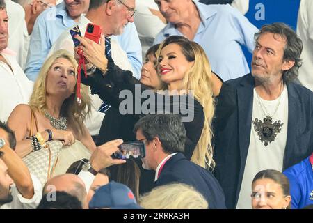 Adriana Karembeu et Jean-Luc Reichmann assistent au match de coupe du monde de rugby France 2023 entre la France et la Nouvelle-Zélande au Stade de France le 08 septembre 2023 à Saint-Denis, en banlieue parisienne. Photo de Laurent Zabulon/ABACAPRESS.COM Banque D'Images